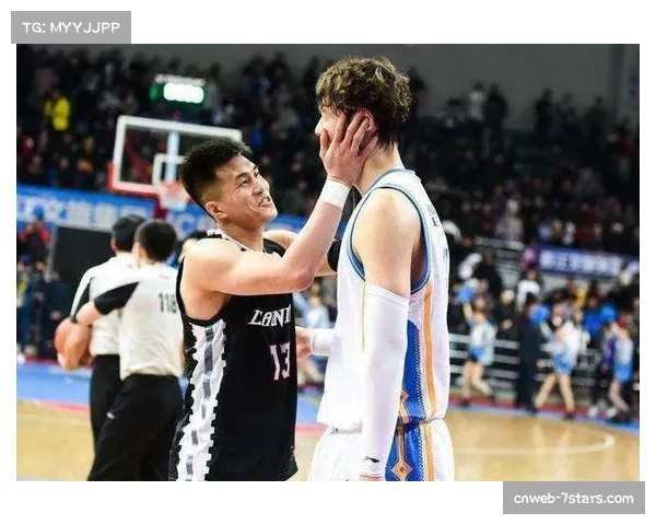 【2026年4月CBA联赛·赛中·花絮特写：客场更衣室白板上的战术布置被摄影师意外捕捉，引发热议